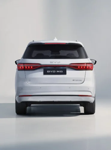 BYD M6 4 back white (Web H)
