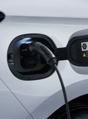 BYD M6 5 chage white (Web H)