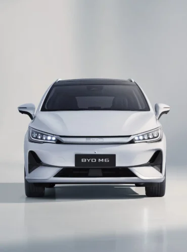 BYD M6 2 front white 2 (Web H)