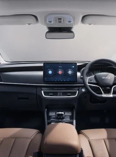 BYD M6 7 m6 inside 1 (Web H)