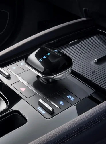 BYD M6 8 m6 inside 7 (Web H)