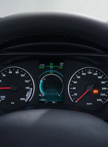 BYD M6 9 m6 inside 8 (Web H)