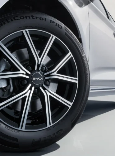 BYD M6 6 wheel white (Web H)